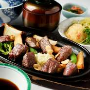 飛騨牛のなかでも選りすぐった部位を使用。飛騨牛をリーズナブルな値段で楽しめる定食です。自家製のタレにつけていただきます。
