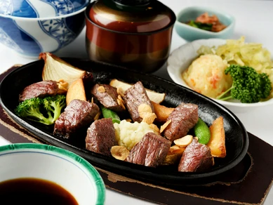 厳選部位を自家製タレでいただく『飛騨牛ステーキ定食』
