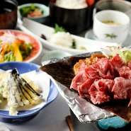 高山の郷土料理です。飛騨には昔から味噌を食べる文化があります。牛、ねぎ、しいたけ、漬物などを朴葉に包み、旨みを閉じ込めるので素材自体の旨みを存分に堪能できます。