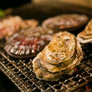 牡蠣やホタテは、宮城県・石巻のブランド牡蠣「夢牡蠣」を扱う「海遊」から毎日直送される、新鮮で粒の大きな貝のみを使用。入荷によってはブランド牡蠣も楽しめるので、その日のおすすめ料理を確認して。