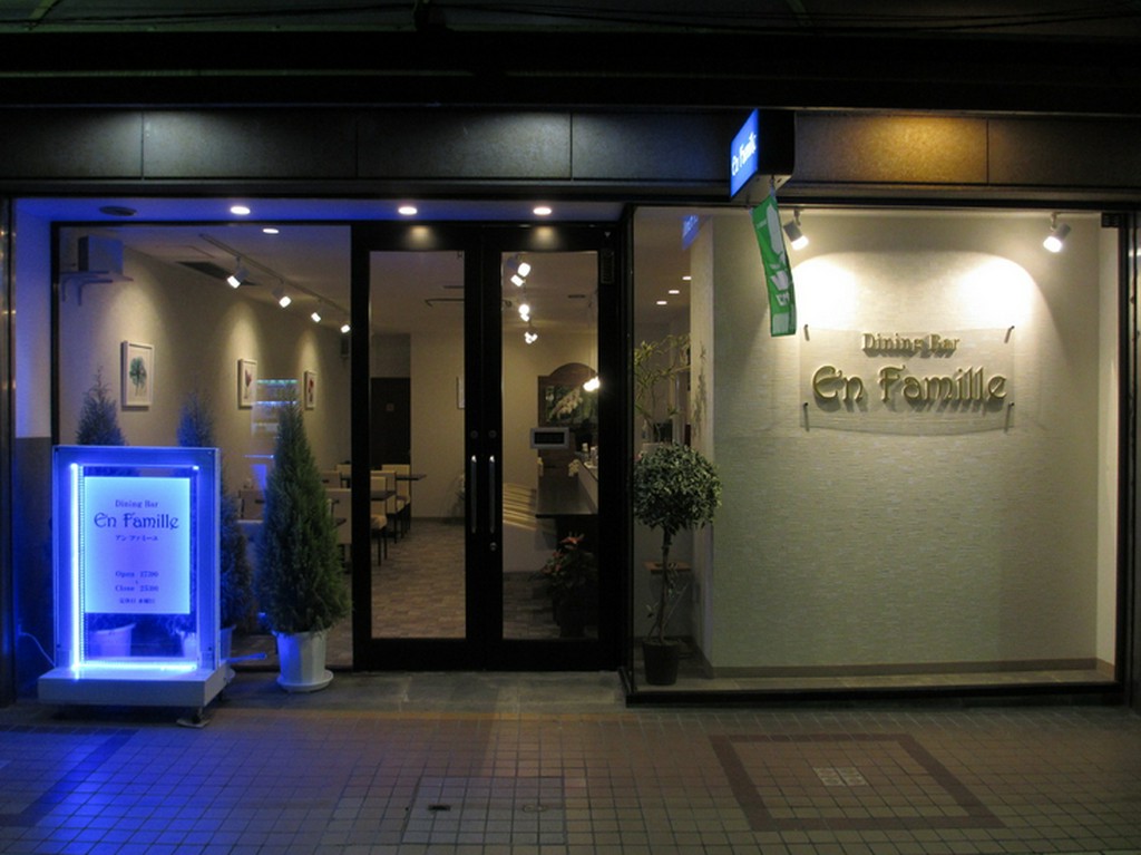 ガラス張りの外観。開放感のあるデザインの店構え