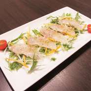 バジル風味のオリジナルソースが新鮮な魚の旨みを引き立てます。