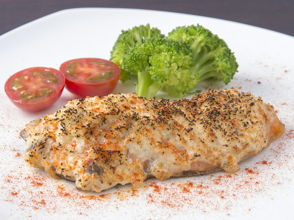 旬の魚を香ばしく焼き上げた『厳選鮮魚のオニオンマヨネーズ焼き』