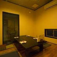 座敷席があり、靴を脱いであがれる個室は、仲間うちだけでリラックスすることができ、くつろげます。若い世代から年配の方まで好評です。