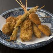 食べやすいサイズに下拵えされた旬の素材に、串を打ち、それぞれほどよい加減で熱が通った絶妙のタイミングで揚げられた串揚げはお店自慢のオリジナル料理。ちょっと珍しい変わり種食材が加わることもあって楽しみ。