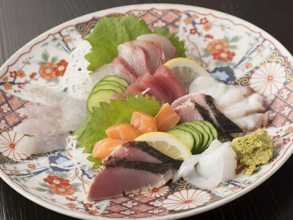 近海ものの地魚を中心に新鮮な魚介が光る『刺身盛り合わせ』も人気メニュー。