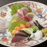 近海ものの新鮮な地魚を厳選してさばいた、刺身盛り合わせはこの時期、脂がのった魚や貝がグッと美味しくなるタイミング。彩りよく盛り付けられて食欲をそそります。たっぷりボリュームもあり、お得感満載です。