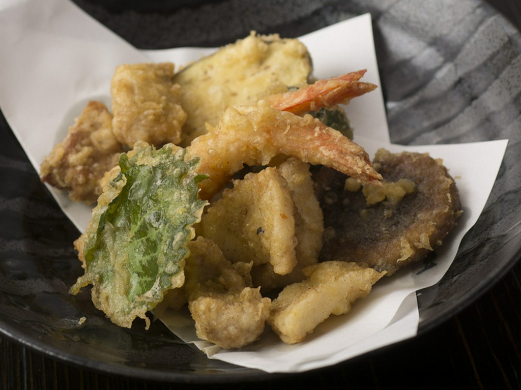 いちばん人気を集めるのはやはり『天ぷら盛り合わせ』