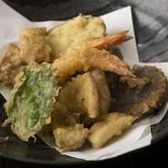 サクサクの食感がうれしい天ぷらの盛り合わせ。オーナー料理人のお眼鏡にかなった新鮮な旬の食材がカラリと揚げてあり、季節ごとにそのときどきの旨いものが供されるので毎週通っても飽きない美味しさです。