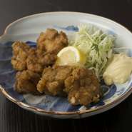 九州はどこも唐揚げにこだわりの強い人が多いところだが、そんな激戦区にあってもリピートしたくなるカラッとした仕上がり。自慢のタレで味付けたオリジナルの唐揚げは火の入り具合もほどよくジューシーで柔らかい。