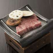 脂ののった上質な霜降り和牛のかわら焼きは、お好みでレアにもウェルダンにもでき、目の前でジュウジュウと焼きあがる音や薫りも一興。食欲をそそります。ボリュームもあり、満足感の高いコスパのいいメニュー。