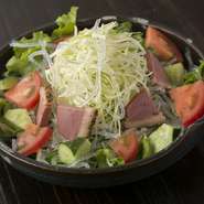 居酒屋料理は男っぽいものばかりと思われそうだが、さにあらず。新鮮野菜に合鴨の旨味も相性よく女性にも好評。ヘルシーなサラダメニューは、生春巻き、シーザー、キノコのマリネ、カルパッチョと5種類が充実。