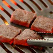 温度管理を徹底して鮮度を保った「能登牛」は旨みたっぷり。注文が入ってからカットして提供してくれます。また、特製出汁に4日漬け込んだ『ローストビーフ』など、肉への愛情が感じられる一品料理も豊富です。