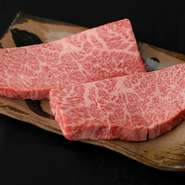 見た目はサシが入っていて脂っこさが感じられるが、食べてみるとあっさりしている絶品お肉。オーナー料理人おすすめの部位です。