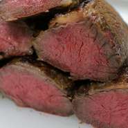 特製の漬け込みだれに4日漬け込み、原型に近い大きなかたまりのまま焼き、その後提供する大きさにしてさらに焼き、真空包装して味を染み込ませている手間ひまかけたローストビーフ。父親の代からの自慢の一品です。