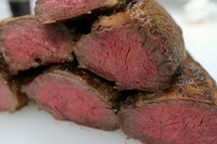 特製の漬け込みだれに4日漬け込み、原型に近い大きなかたまりのまま焼き、その後提供する大きさにしてさらに焼き、真空包装して味を染み込ませている手間ひまかけたローストビーフ。父親の代からの自慢の一品です。