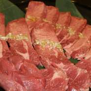 レモンでさっぱりと、タレで濃厚に、塩で肉本来の味を楽しむも、好みは人それぞれ。お好みで頂ける一品となっております。タンだけで3種類あるので食べ比べてみるのも一興かもしれません。