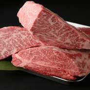 実家が精肉店で、自分自身も長年精肉関係の仕事をしてきたこともあり、良い肉の目利きには自信があります。また、仕入れた肉の温度管理も徹底。ホルモンは一頭買いしているので、希少部位もお楽しみいただけます。