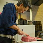 おいしい状態で食べていただくため、ご注文いただいた後に肉をカットしています。「厚めが好き」など教えていただければ、ご要望に合わせてオーダーカットしています。