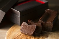フランス・ヴァローナ社のグランクリュショコラと徳島産の濃密卵をベースに、余分なものは何も加えずに仕上げたエンヌの特製ショコラ。
3日前までのご予約をお願いします。（約200g）