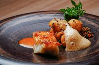 ウロコがついたままじっくり焼き上げた甘鯛は、しっとりと味わい深い身とパリパリっとしたウロコの食感のアクセント。川端さんが丹精込めて生産されたレンコンのニョッキと、ふんわりと広がる泡のソースも絶品。