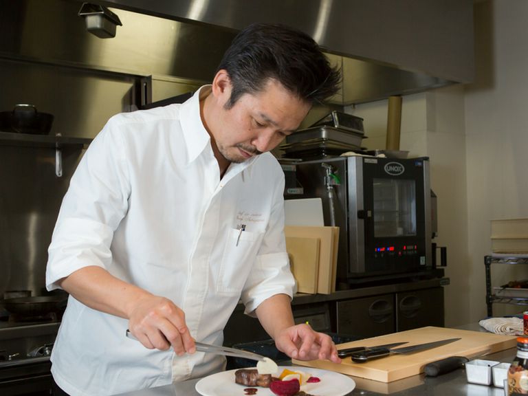お客様と向かい合いながら、その方に合った料理をご提供します