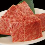 肩ロースの中で最上級の霜降りの肉
きめが細やかく脂もとろける最高級部位