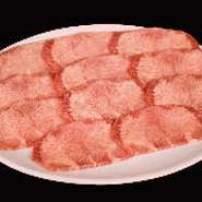 タン1本から1/3しかとれない、最も柔らかいタン元のみ使用。
スッと歯で噛み切れる柔らかさと脂の乗りが絶品です