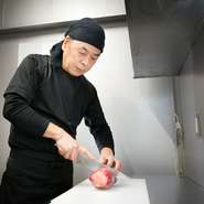 1本のタンからわずかしかとれないタン元の脂が乗った美味しい部分だけを贅沢に厚切りに。柔らかさと独特の歯ごたえがたまりません。ジューシーな肉汁と旨みを存分に堪能。