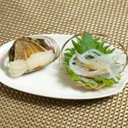 白魚とアワビの煮（お通しの一例）
