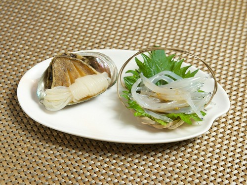『白魚とアワビの煮』お通しの一例