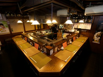 大きなテーブルのようなカウンター席。お一人でも和気あいあいと