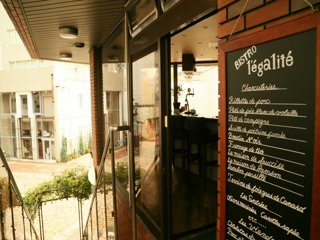 階段を昇った先にあるアルファベットで書かれた看板がオシャレ