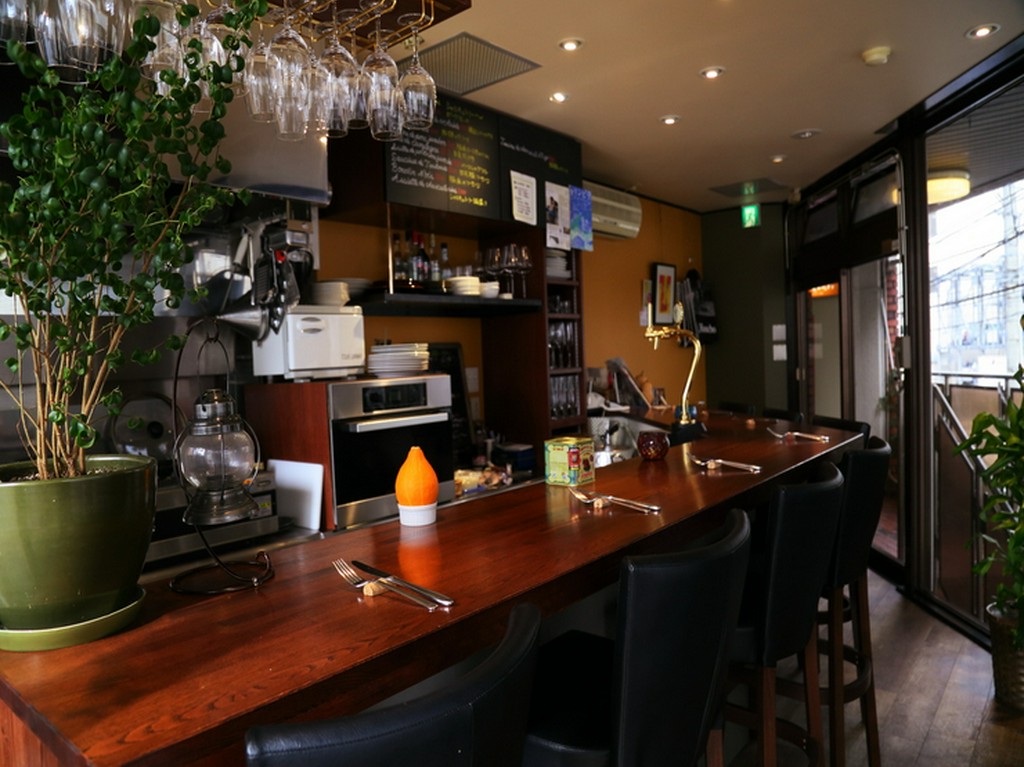 ブラウンのインテリアを基調とした、落ち着いた大人の空間