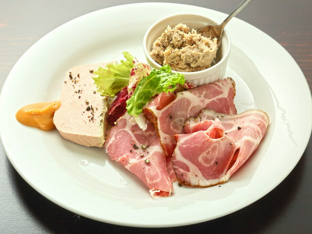 仕入れと肉の配合にこだわった自家製の『シャルキュトリー3品盛り』