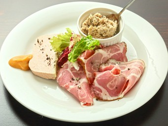 仕入れと肉の配合にこだわった自家製の『シャルキュトリー3品盛り』