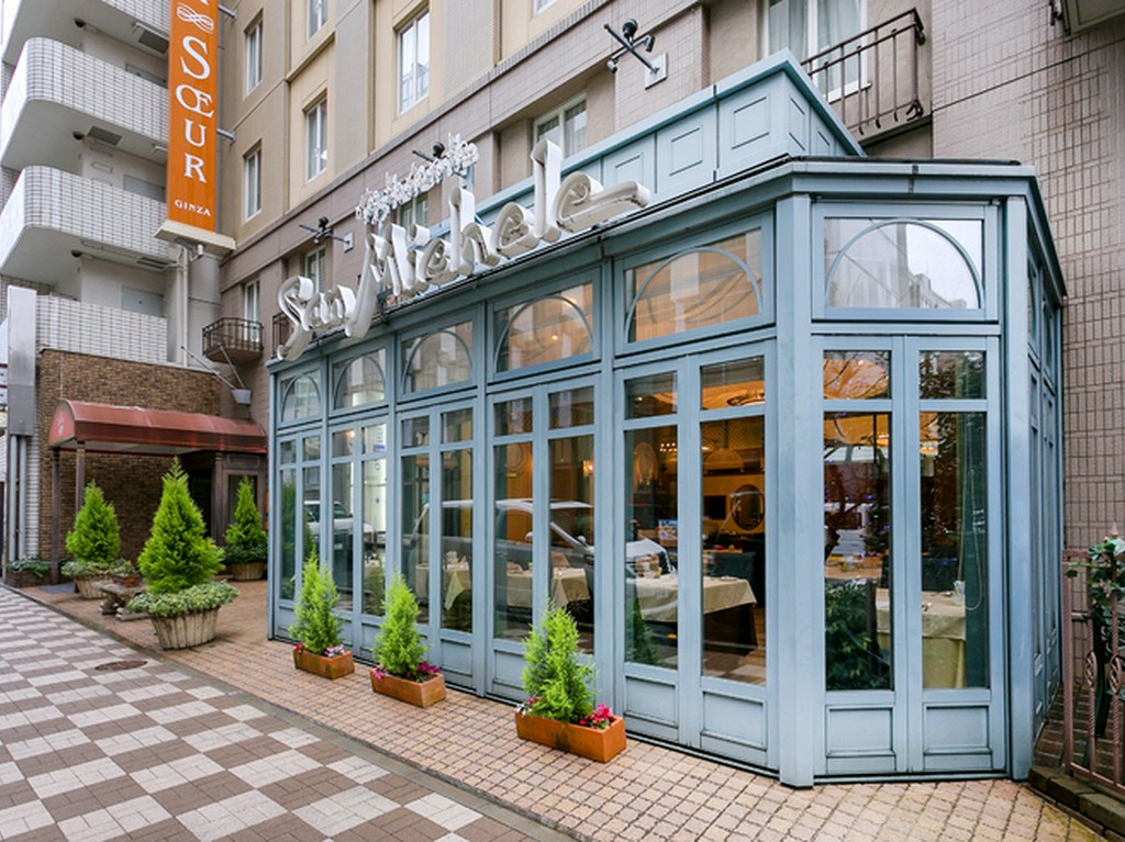 日差しが差し込み開放感のある店構えです