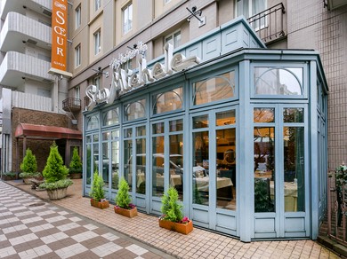 日差しが差し込み開放感のある店構えです