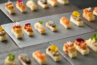 季節の食材をあしらった6種のピンチョス