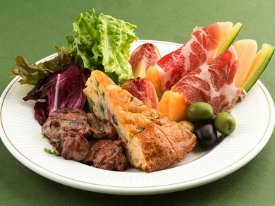 お得感満載の人気オリジナル・メニュー、『前菜の盛り合わせ3品』