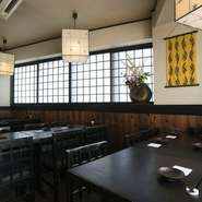 店内は、くつろぎの和空間。料理とお酒に集中できるようにと、BGMも流していません。クラフトビールと牡蠣をメインに扱うお店ながら、腰を落ち着けてゆっくりと食事を楽しめる貴重な場所です。