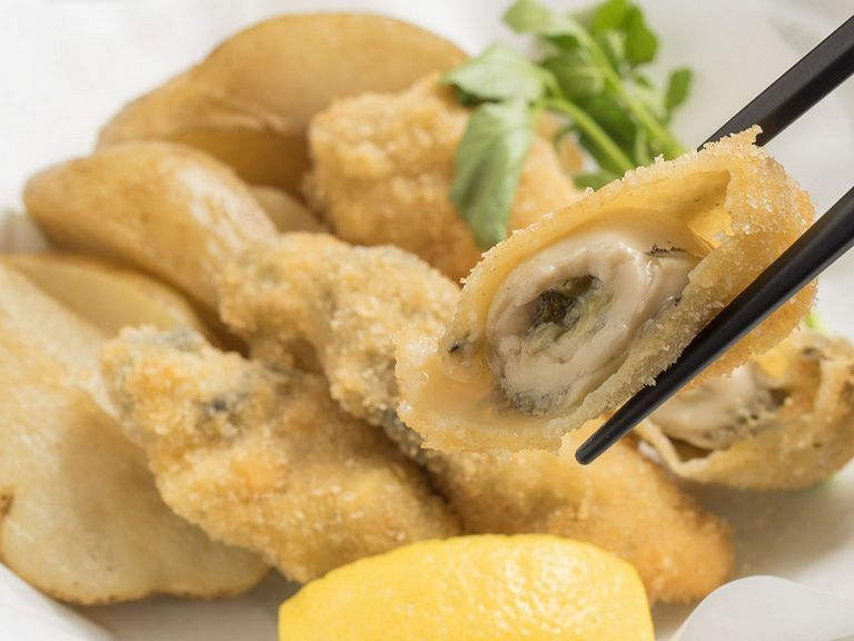 ジュワッと旨味が溢れる『オイスターフライとチップス(大)』