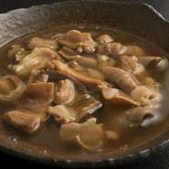 出汁と醤油だけで仕上げたモツ煮です。砂糖もみりんも使っていませんが、新鮮なホルモンだから臭みは全くありません。