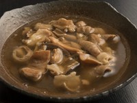 さっぱりとした味わいが絶品！『出汁仕立てのモツ煮』