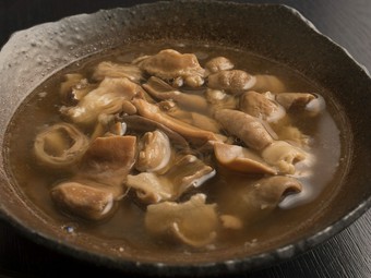 さっぱりとした味わいが絶品！『出汁仕立てのモツ煮』