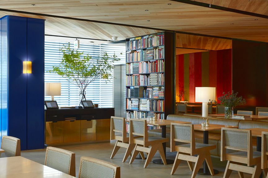 ビルの最近のテイストが取り入れられたカラフルな空間