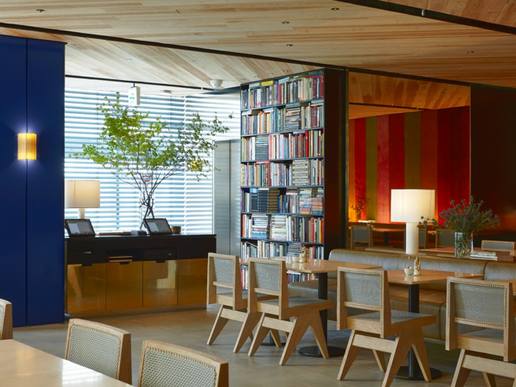 ビルの最近のテイストが取り入れられたカラフルな空間