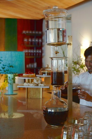 一滴一滴丁寧に抽出されるコーヒーを、スイーツとともに