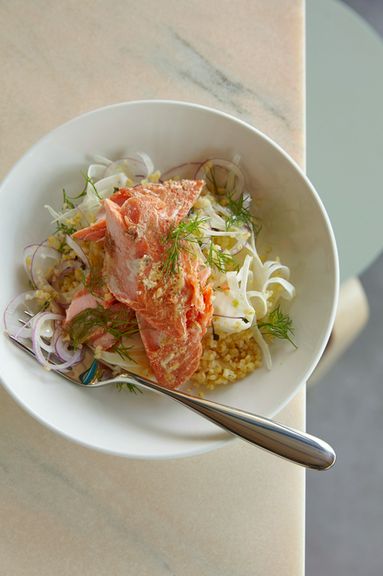 Billがイチオシする“メインサラダ”『ジャスミンティースモークサーモン』