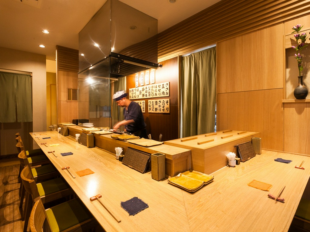 隠れ家的なお店ながら、味を知る焼鳥好きが集います